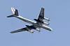 Russisk Tu-95 strategisk bombefly flyr mot blå himmel over Moskva.