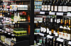 Vinflasker og alkoholvarer i hyller hos Vinmonopolet på Oslo City.