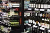 Vinflasker og alkoholvarer i hyller hos Vinmonopolet på Oslo City.
