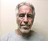 Arkivfoto av Jeffrey Epstein i grå T-skjorte mot lys bakgrunn.