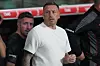Wales’ landslagssjef Craig Bellamy i hvit skjorte foran innbytterbenken i Lisboa.