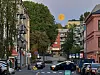 Fullmåne over Seilduksgata i Oslo, med bygårder, trær og biltrafikk i gaten.