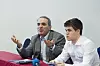 Garry Kasparov gestikulerer ved bordet mens Magnus Carlsen sitter ved siden av i Sandvika.
