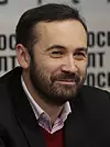 Ilya Ponomarev under en pressekonferanse i Moskva, foran vegg med russisk tekst.