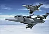 To svenske JAS 39 Gripen-jagerfly i tett formasjon over skyer.