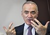 Garry Kasparov gestikulerer med begge hender under et intervju.