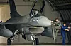 Pilot går om bord i et rumensk F-16-kampfly i en hangar ved Borcea flybase 86.