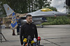 Volodymyr Zelenskyj taler til pressen foran et ukrainsk F-16-jagerfly.