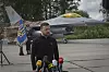 Volodymyr Zelenskyj taler til pressen foran et ukrainsk F-16-jagerfly.