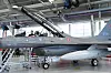 Zelenskyj og Frederiksen sitter i cockpiten på et dansk F-16-fly i en hangar.