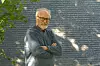 Erik Berg, eks-diplomat og UD-veteran står med armene i kors foran en steinvegg. Kritiserer ukultur i UD.