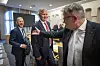 Erik Solheim, Heikki Holmås og Per-Willy Amundsen snakker sammen i en stortingssal.
