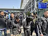 Hongkong-politiet eskorterer en mistenkt kvinne ved Shenzhen Bay Port.