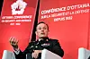 Peter Harling Boysen i uniform taler fra en stol foran rød konferansevegg i Ottawa.