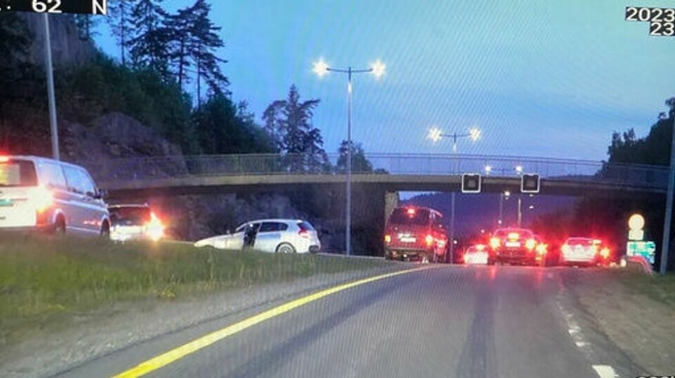 Politiet reagerte kraftig på den organiserte kappkjøringen på E18 i fjor sommer, der maskerte personer sperret E18 i forkant. Bildet er fra en video tatt av UP. Foto: Utrykningspolitiet / NTB