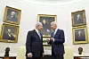 Joe Biden snakker med Benjamin Netanyahu i Det ovale kontor, med portretter og byster i bakgrunnen.