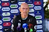 Ståle Solbakken foran sponsortavle og mikrofoner på pressekonferanse i Cardiff.