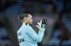 Norges keeper Ørjan Håskjold Nyland klapper med hanskene før kampen på Ullevaal Stadion.