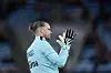 Norges keeper Ørjan Håskjold Nyland klapper med hanskene før kampen på Ullevaal Stadion.