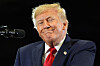 President Donald Trump ved en mikrofon under et valgmøte i Durant, Oklahoma.