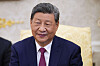 Kinas president Xi Jinping sitter i en lys stol i Det ovale kontor.