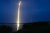 Lysende langeksponeringsspor fra en Falcon 9-rakett over Cape Canaveral om natten.