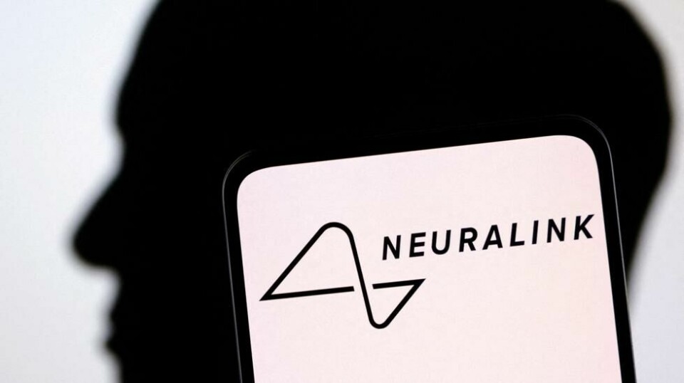 Neuralink-logoen og Elon Musk sin silhuett i en illustrasjonen fra 2022.