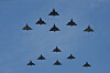 Mirage 2000-fly i formasjon mot blå himmel under Bastille-dagsparaden i Paris.