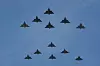 Mirage 2000-fly i formasjon mot blå himmel under Bastille-dagsparaden i Paris.