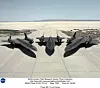 Tre svarte NASA SR-71 Blackbird står oppstilt på en flyrampe i ørkenlandskap.