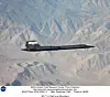NASAs SR-71A Blackbird flyr over de tørre, fjellrike Tehachapi-fjellene i California.