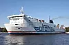 Polferries-ferge seiler på rolig vann under klar blå himmel.