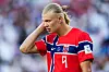 Erling Braut Haaland i Norges røde drakt med hånden ved øret under VM-kampen mot Irak.