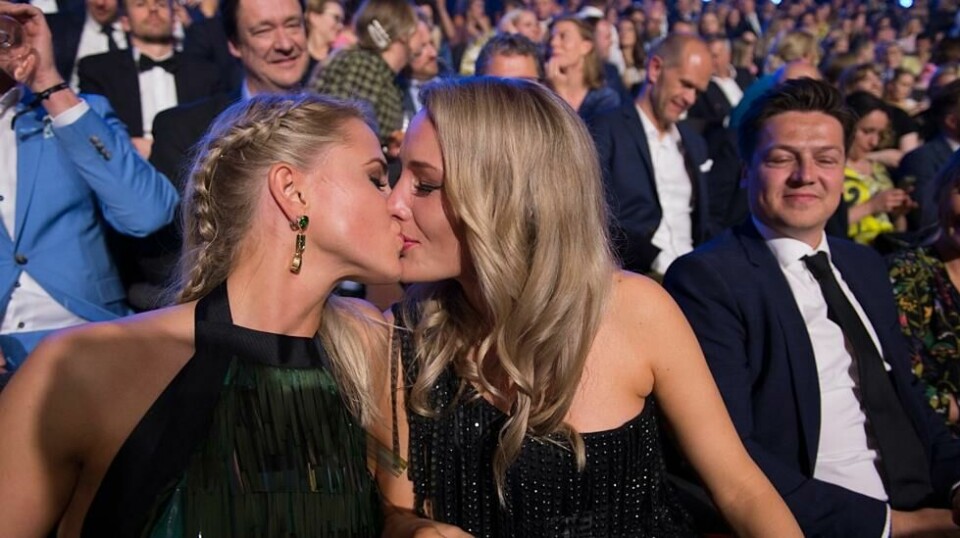 Tonje Frøystad Garvik (t.v) fridde til Lene Sleperud under Gullruten i mai 2019, og fikk ja på direkten. Nå venter paret sitt første barn. Foto: Marit Hommedal / NTB