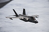 Et F-35C Lightning II fra US Marine Corps flyr over Stillehavet under forberedelse til lufttanking.