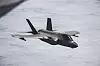 Et F-35C Lightning II fra US Marine Corps flyr over Stillehavet under forberedelse til lufttanking.