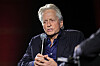 Michael Douglas taler i en mikrofon under filmfestivalen i Cannes.