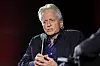 Michael Douglas taler i en mikrofon under filmfestivalen i Cannes.