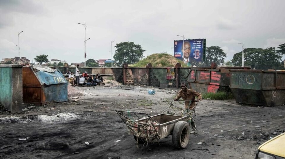 En mann dytter en tralle i Kinshasa. Gjennomsnittsinntekten i Kongo er ca 8000 kroner i året. Mer enn 80 prosent av kongolesere lever på mindre enn 1,25 dollar dagen (11 kroner), som er grensen for ekstrem fattigdom.