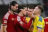 Ungarske og ukrainske spillere i et sammenstøt under Nations League-kamp i Budapest.