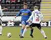 Fredrik Gulsvik i blått utfordrer Torjus Hansen fra Odd Grenland med ballen ved føttene.