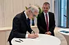 Jonas Gahr Støre og digitaliserings- og forvaltningsminister Torgeir Micaelsen signerer intensjonsavtale om ansvarlig innføring og bruk av kunstig intelligens i arbeidslivet.