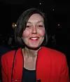 Anne Carson i rød jakke poser under National Book Critics Circle Awards i New York.