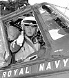 Prins Charles gir tommelen opp fra cockpit i et Wessex-helikopter merket «Royal Navy».
