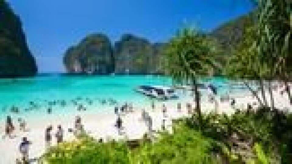 Maya Bay i Thailand har vært et populært turistmål som følge av filmen «The Beach». Nå som Thailand åpner opp vil reiselystne nordmenn igjen kunne feriere her. Foto: AP Photo/Rajavi Omanee Maya Bay i Thailand har vært et populært turistmål som følge av filmen «The Beach». Nå som Thailand åpner opp vil reiselystne nordmenn igjen kunne feriere her. Foto: AP Photo/Rajavi Omanee