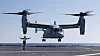 Australsk marinesoldat dirigerer et MV-22 Osprey-fly på flydekket til HMAS Adelaide.