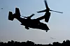 Silhuett av et MV-22 Osprey-fly som tar av over tretopper ved Somerset Airport.