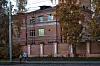 Kvinne og barn går langs fortauet foran Irkutsk anti-pestforskningsinstitutt.