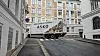 ASKO-lastebil kjører gjennom en smal gate mellom bygårder i sentrum.