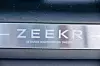 Zeekr-logo og teksten «Designed in Gothenburg Sweden» på børstet metallpanel.